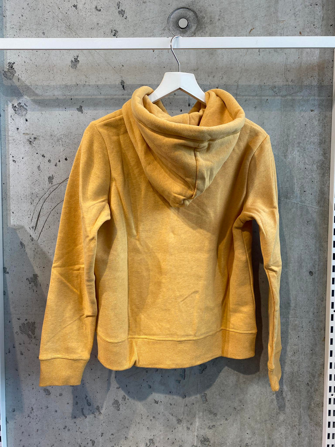 HETTUTROYGGJA | ESSENTALyellow
