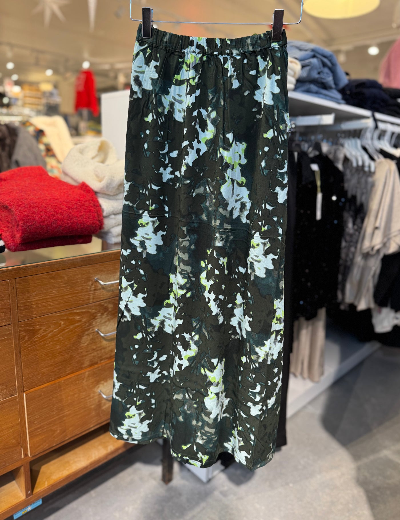 NIÐURDEILUR | AVELINE green